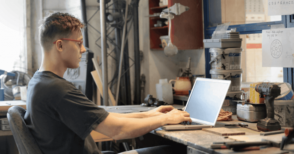 prestador de serviço de manutenção usando laptop