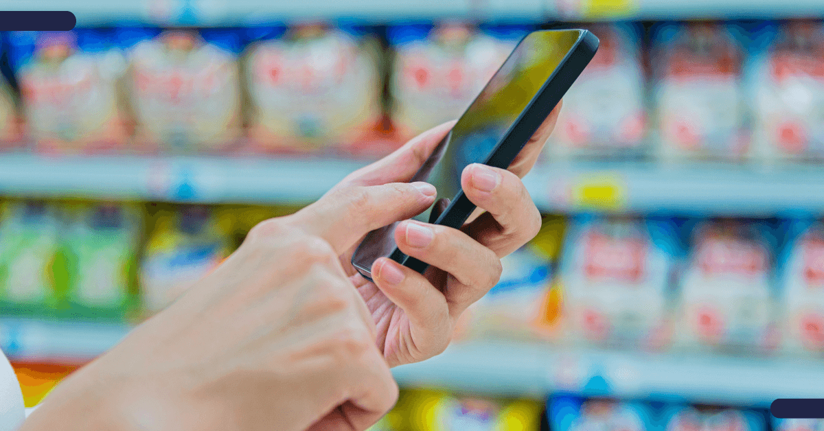 mão segurando smartphone com sistema de manutenção para supermercado