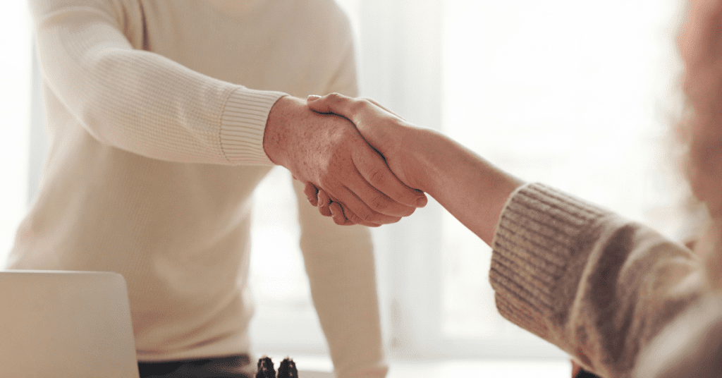 aperto de mãos simbolizando uma fidelização de clientes de manutenção predial